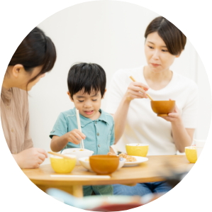 保護者と園児の画像
