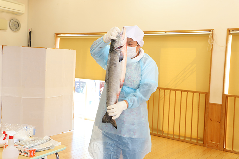 大きな鮭を見せてくれる様子