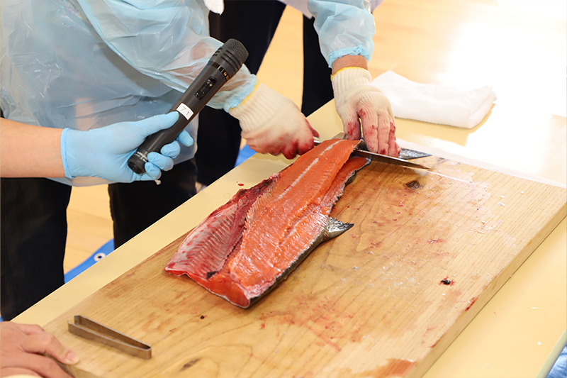 鮭を捌く