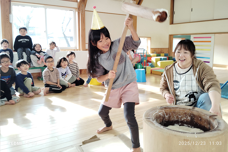 餅をつく女の子