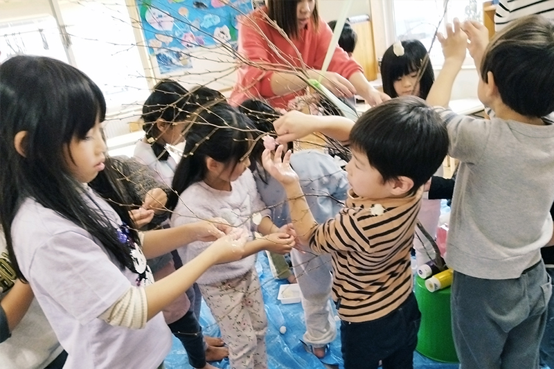 花団子をつける子どもたち